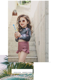 Load image into Gallery viewer, 3 Pieces Set Baby Kid Girls Beach Letters Flower Print Tops And Plant Shorts And Hats Swimwears Wholesale 22042918

